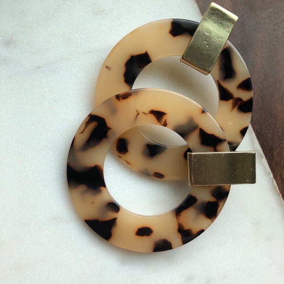 NWOT! The Camilla Resin Hoop Earring - Picture 8 of 8